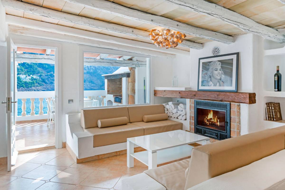 5 living area with fire place Andratx