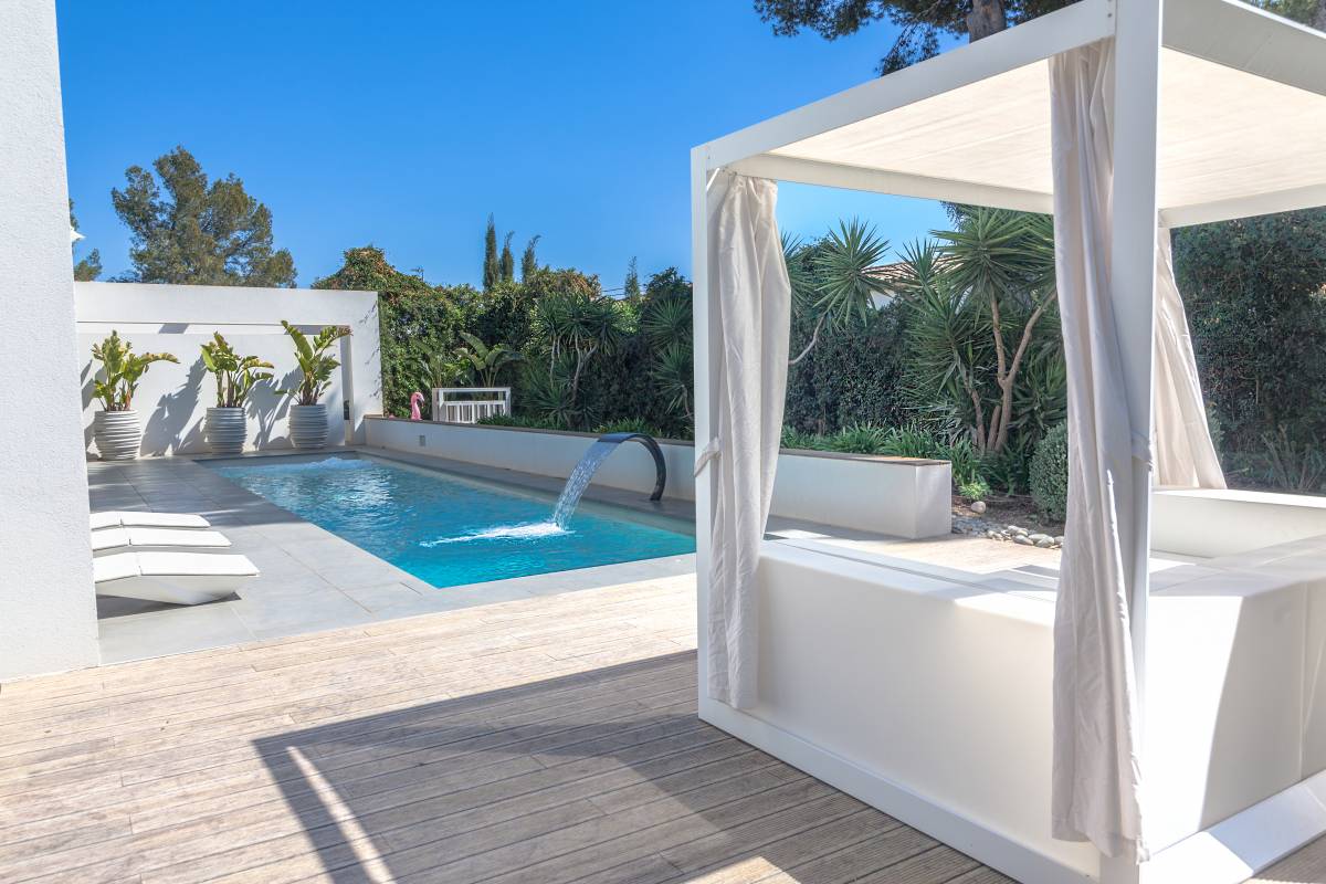 Pool lounge Portals Nous