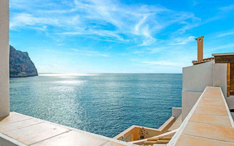 Frontline apartment with amazing sea views in Cala Llamp for sale in Mallorca