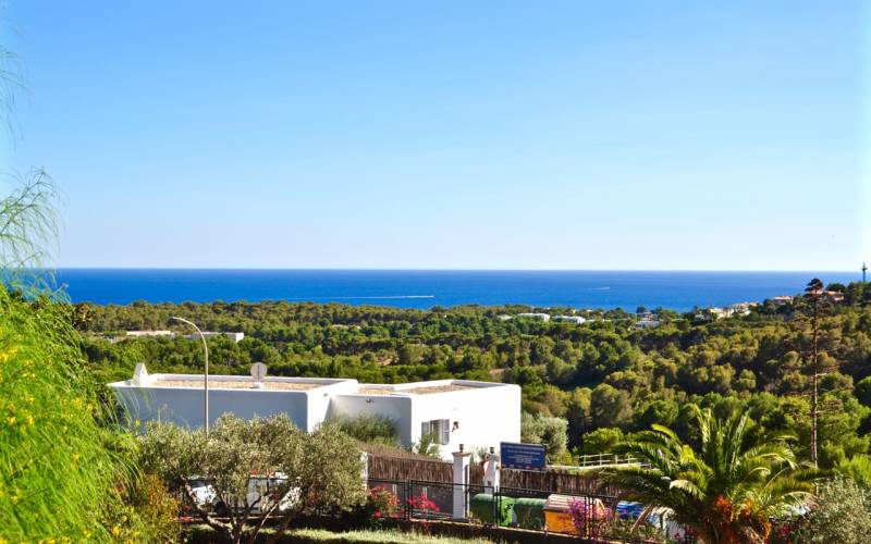 Fantastic sea view villa on a large plot in Bendinat Golf for sale in Mallorca