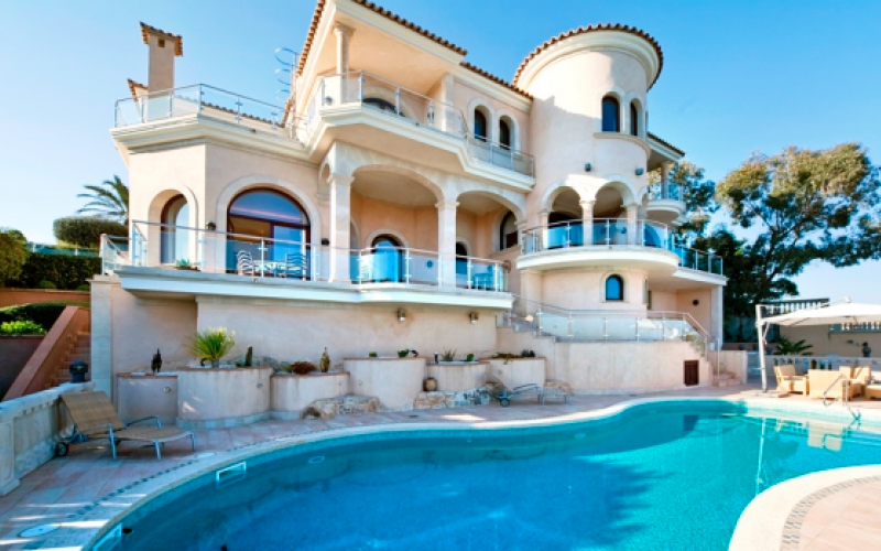 Fantastic frontline property in Sol de Mallorca for sale in Mallorca