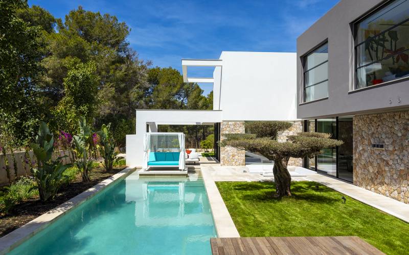 Stunning new villa in Santa Ponsa for sale in Mallorca