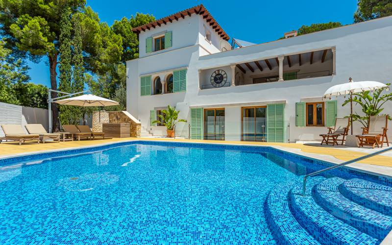 Fantastic large villa in the center of Portals Nous for sale in Mallorca