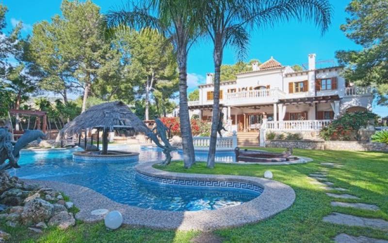 Magnificent villa in the centre of Portals Nous for sale in Mallorca